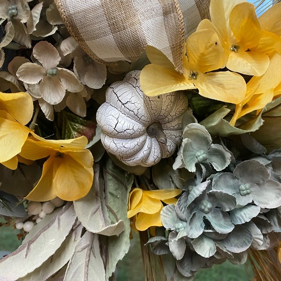 18” Fall grapevine wreath - Picture 8 of 8